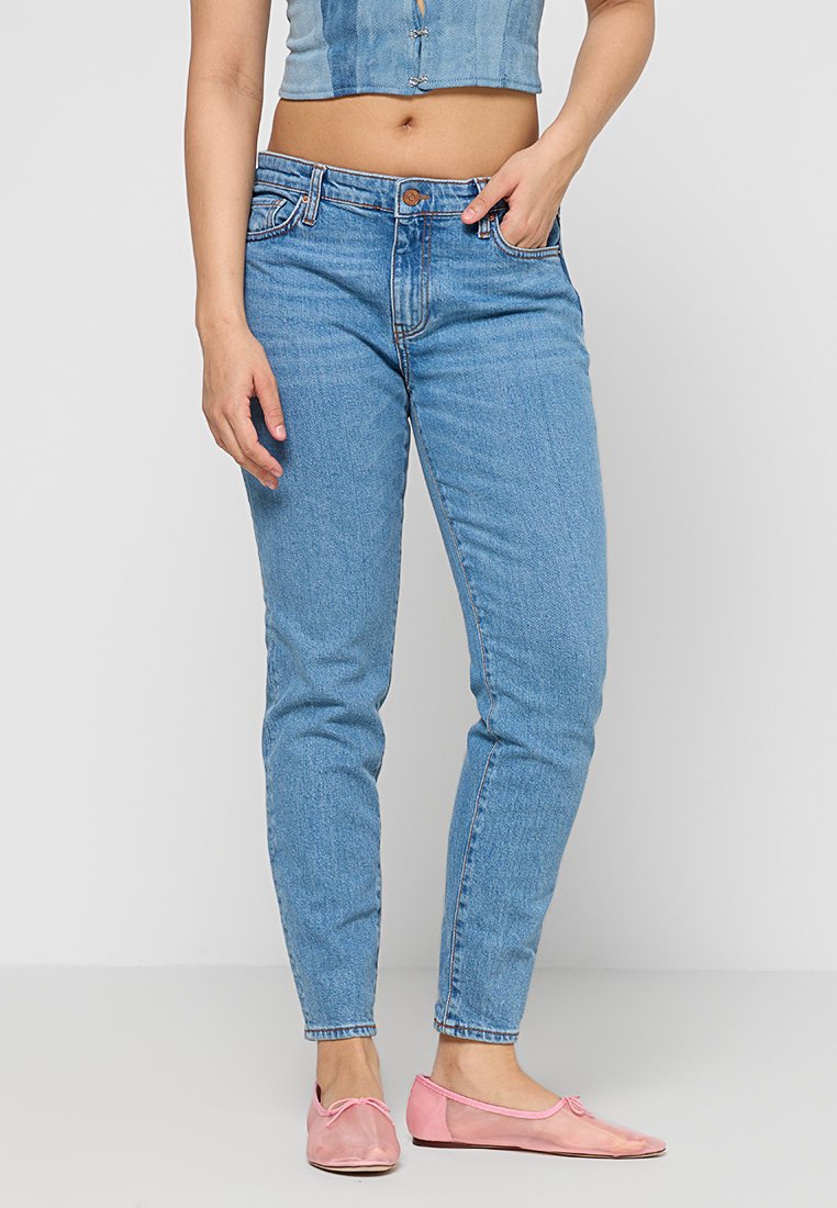 Armani Exchange Mom Jeans Media 1