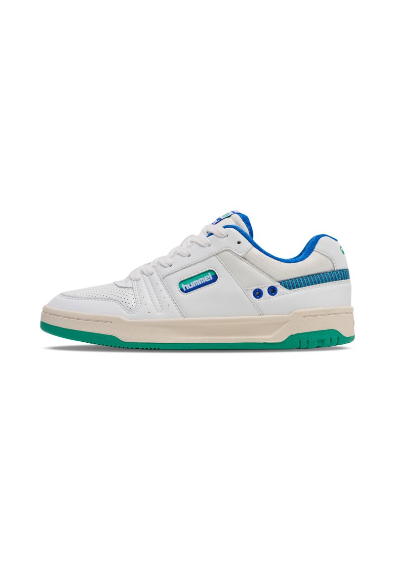 Weißer Sneaker mit grüner Sohle, blauen Akzenten und perforierter Lederstruktur. Verfügt über ein Logo-Patch und ein gestreiftes Design an der Ferse.