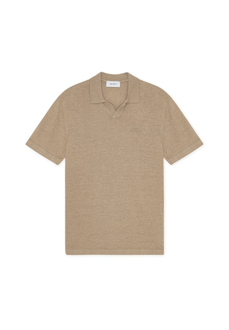 Beiges Poloshirt aus weichem Stoff, mit klassischem Kragen und kurzen Ärmeln, versehen mit einer dezenten Logo-Stickerei auf der Brust.