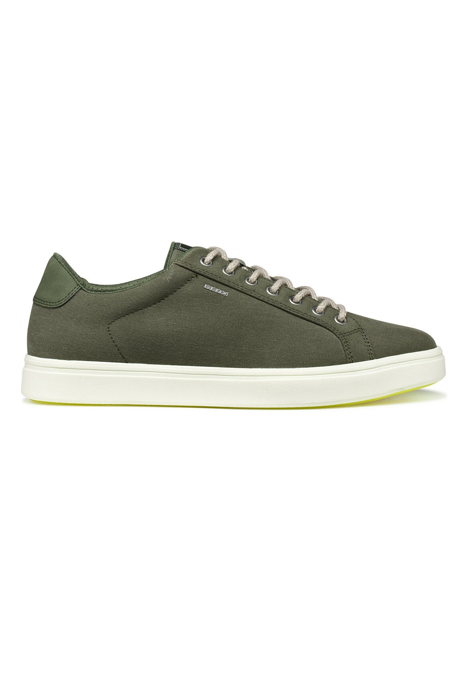 Olivegrüner Sneaker mit niedrigem Schaft, weißer Sohle, beigen Schnürsenkeln und dezentem Markenlogo an der Seite.