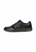 Schwarzer Sneaker mit Obermaterial aus Leder und Suede-Akzenten, ausgestattet mit einer Schnürung, gepolstertem Kragen und einer strukturierten Gummisohle für optimalen Halt.