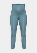 Leggings in einem gedämpften Tön von Blaugrün, hochgeschnittenes Design mit einem strukturierten Bund und glattem, dehnbarem Material. Verfügt über ein kleines weißes Logo am Saum.