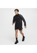 Schwarzer Fleece-Pullover mit Halb-Reißverschluss, langen Ärmeln und Seitentaschen, kombiniert mit schwarzen Sportshorts und schwarzen Turnschuhen. Einfaches Design.