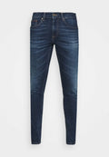 Dunkelblaue Jeans im Slim Fit mit subtiler Verwaschung, fünf Taschen und einem Metallknopfverschluss. Genähte Akzente in kontrastierender Farbe.