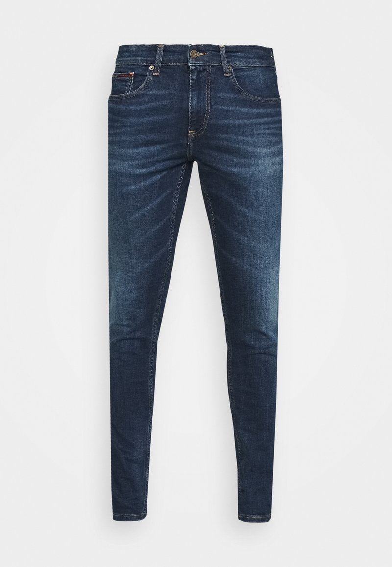 Dunkelblaue Jeans im Slim Fit mit subtiler Verwaschung, fünf Taschen und einem Metallknopfverschluss. Genähte Akzente in kontrastierender Farbe.