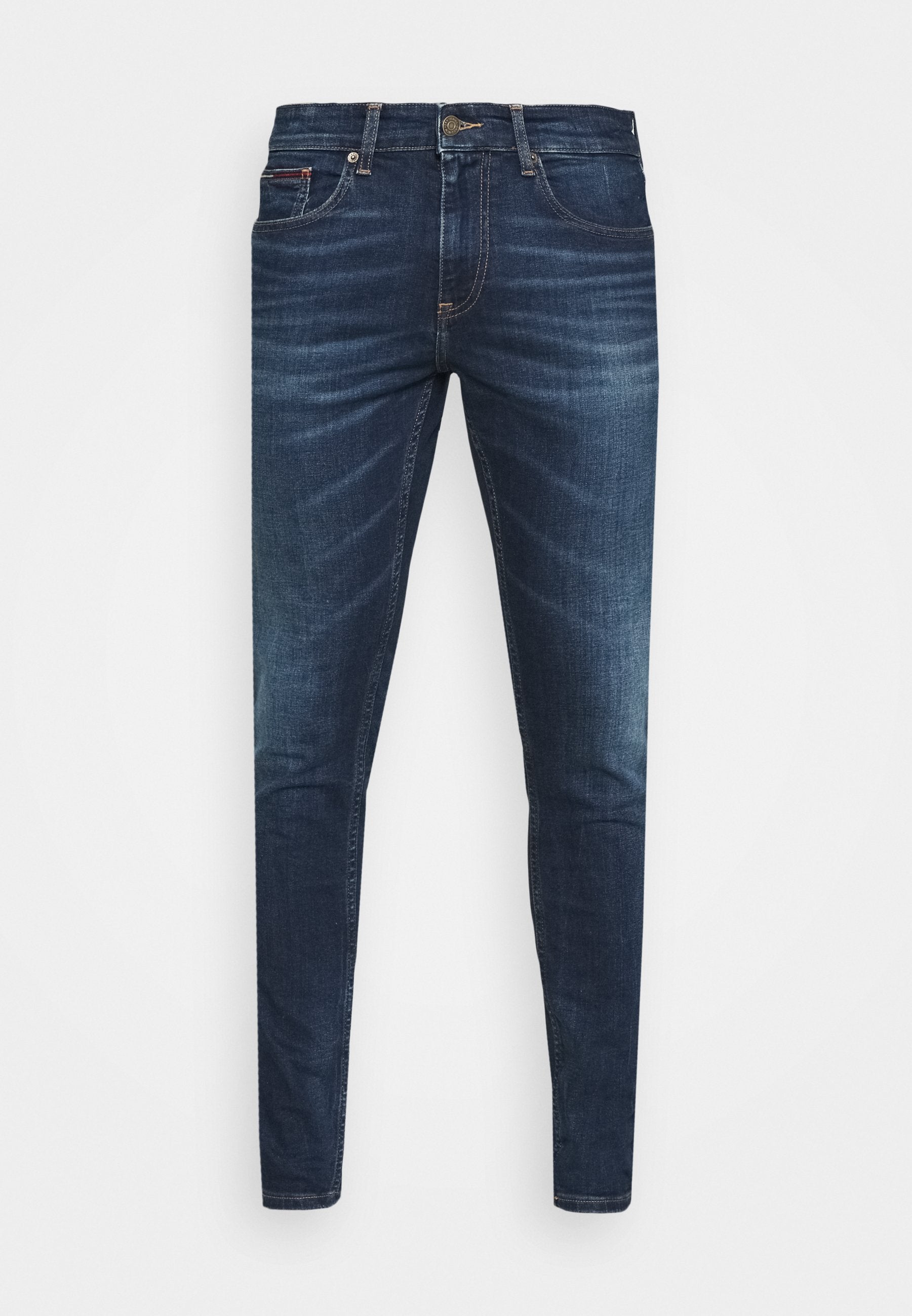 Dunkelblaue Jeans im Slim Fit mit subtiler Verwaschung, fünf Taschen und einem Metallknopfverschluss. Genähte Akzente in kontrastierender Farbe.