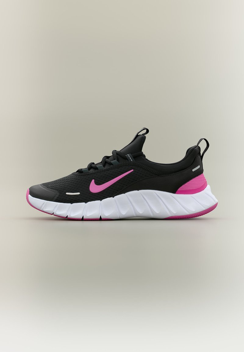 Schwarzer und rosa Nike-Sportschuh mit weißer, gepolsterter Sohle, Obermaterial aus Mesh und Laschen an Zunge und Ferse, Seitenansicht.