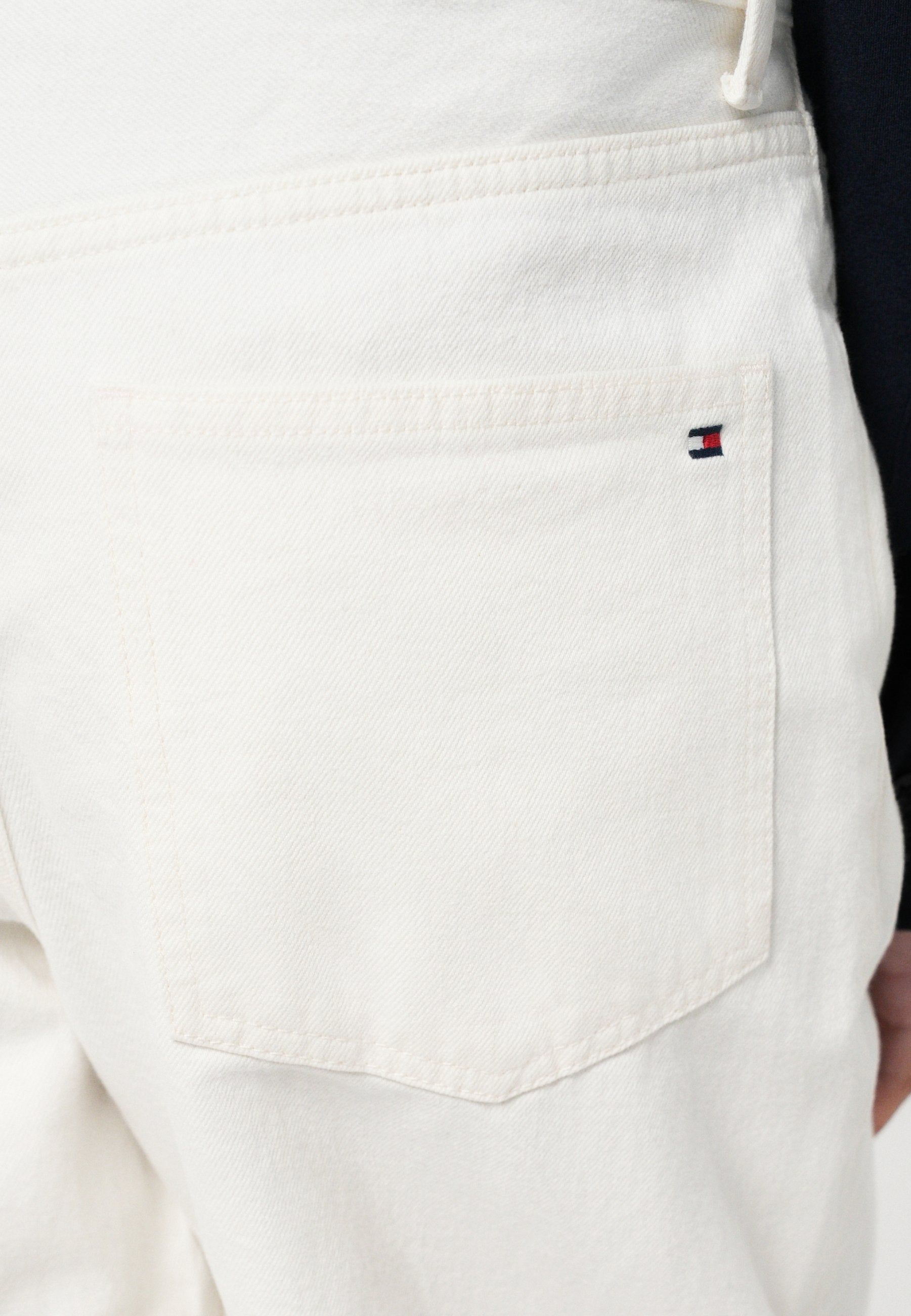 MID RISE TAPERED BARREL LEG WHITE JEANS Media 6