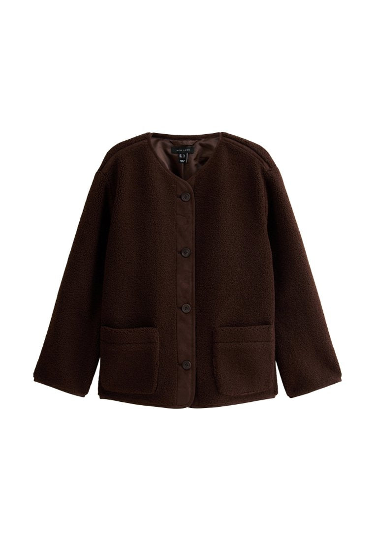 Braune Fleecejacke mit rundem Ausschnitt, Knopfleiste, zwei Vordertaschen und glattem braunem Rand entlang der Kanten. Weiche Textur.