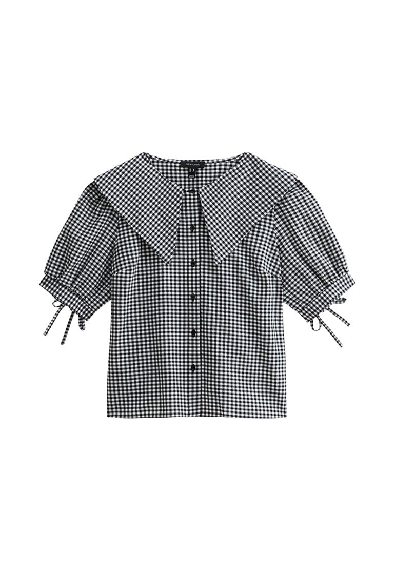 Schwarz-weiße Gingham-Bluse mit kurzen Ärmeln, großem Kragen, vorderen Knöpfen und Bindebändern an den Ärmeln. Strukturiertes Material.