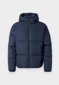 Marineblauer Puffer-Jacke mit Kapuze, ausgestattet mit einem Frontreißverschluss und gesteppten Paneelen. Das Material ist glatt und leicht glänzend mit einer gepolsterten Textur.
