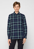 Karierte Button-Down-Bluse in Marineblau und Grün mit Kragen, langen Ärmeln und einer Brusttasche, die schwarze Knöpfe und eine subtile Textur aufweist.