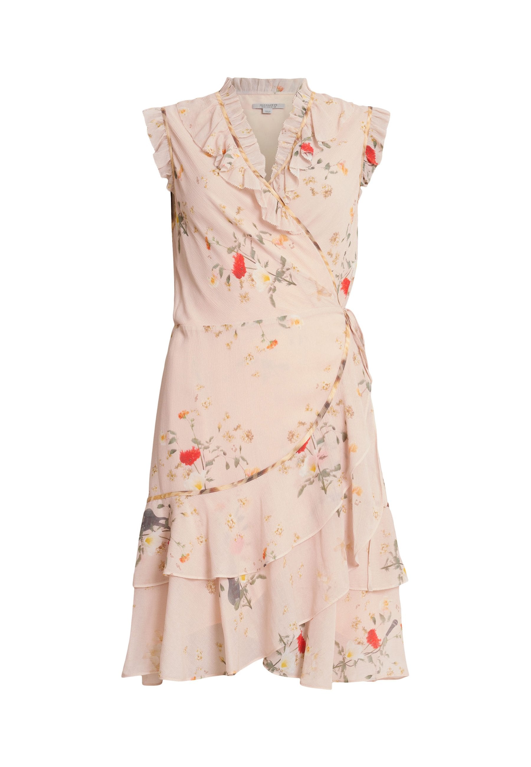 Ein florales Wickelkleid aus sanftem rosa Stoff, das Rüschendetails, einen gestuften Rock und eine Taillenschnürung aufweist. Der Blumenprint enthält rote und gelbe Akzente.