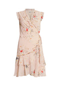 Ein florales Wickelkleid aus sanftem rosa Stoff, das Rüschendetails, einen gestuften Rock und eine Taillenschnürung aufweist. Der Blumenprint enthält rote und gelbe Akzente.