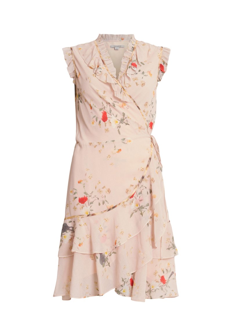 Ein florales Wickelkleid aus sanftem rosa Stoff, das Rüschendetails, einen gestuften Rock und eine Taillenschnürung aufweist. Der Blumenprint enthält rote und gelbe Akzente.