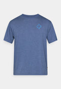 Kurzärmeliges blau meliertes T-Shirt mit kleinem hellblauen, diamantförmigen Logo auf der linken Brust.