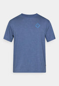 Kurzärmeliges blau meliertes T-Shirt mit kleinem hellblauen, diamantförmigen Logo auf der linken Brust.