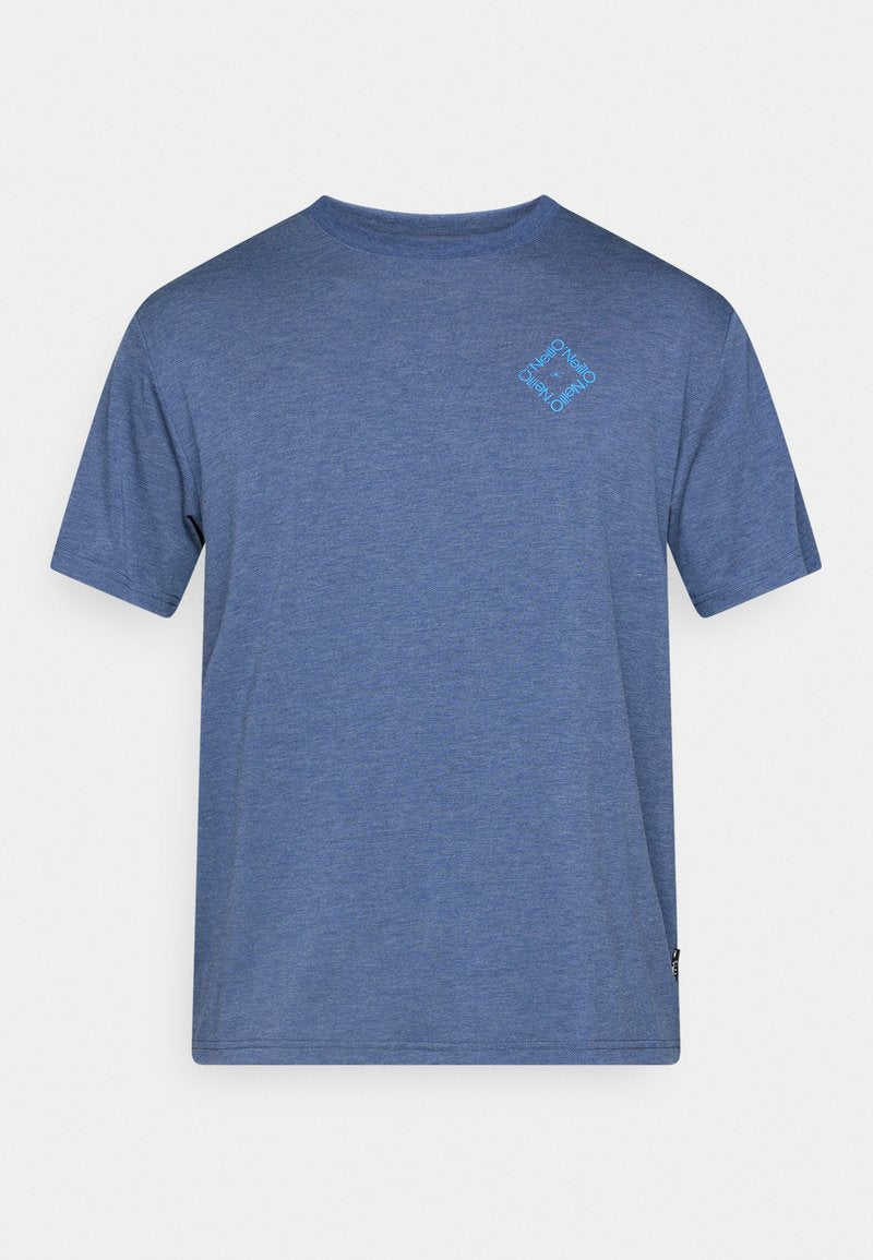 Kurzärmeliges blau meliertes T-Shirt mit kleinem hellblauen, diamantförmigen Logo auf der linken Brust.