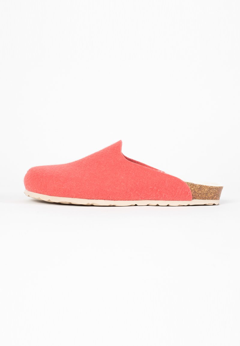 Roter Filzschuh mit runder Form, offener Rückseite und einem strukturierten Korkakzent an der Ferse. Die Sohle ist hell gefärbt und hat ein wellenförmiges Muster.