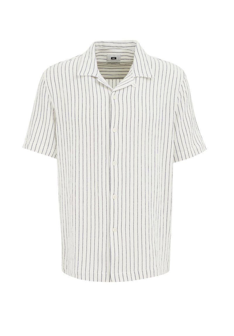 Kurzärmeliges Button-Up-Hemd in Weiß mit dunkelblauen vertikalen Streifen. Verfügt über einen geschnittenen Kragen und einen lockeren Sitz mit einem strukturierten Stoff.
