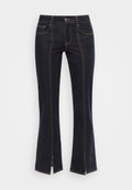 Dunkelblaue Jeans im Bootcut-Stil mit vorderen Taschen, sichtbaren Nähten und gespaltenen Säumen am unteren Ende. Mit einem klassischen Bund und einem Metallknopf versehen.