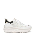 Weißer klobiger Sneaker mit dicker Sohle, schwarzem Absatzakzent, goldener Umrandung, seitlichen Mesh-Einsätzen und Schnürverschluss, seitlich dargestellt.
