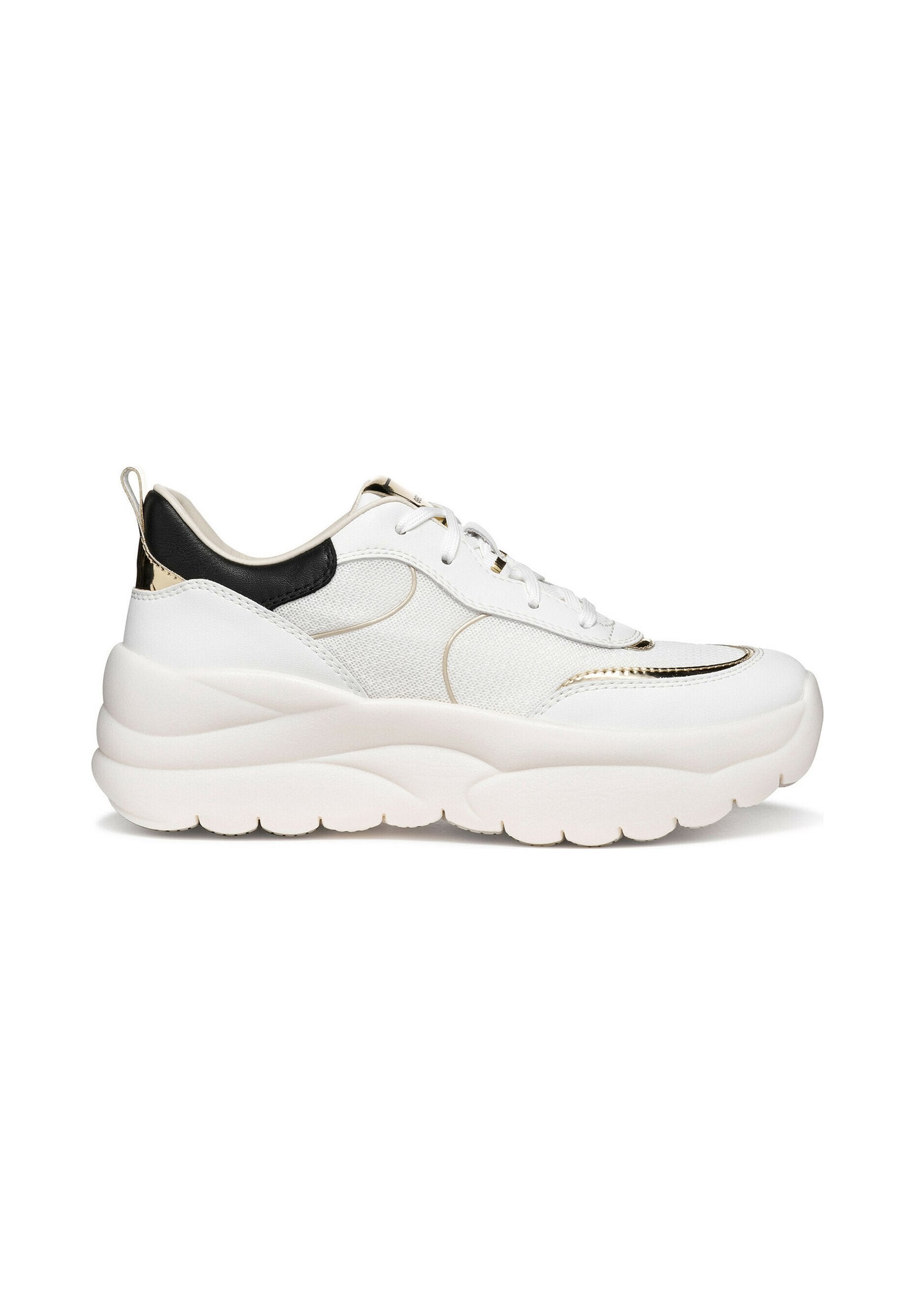 Weißer klobiger Sneaker mit dicker Sohle, schwarzem Absatzakzent, goldener Umrandung, seitlichen Mesh-Einsätzen und Schnürverschluss, seitlich dargestellt.