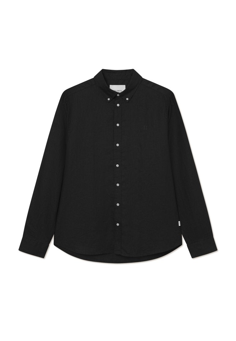 Schwarzes Langarmshirt aus Baumwolle mit einem Button-Down-Kragen, Knopfverschluss vorne und dezentem Logo auf der linken Brust. Glatte Textur.