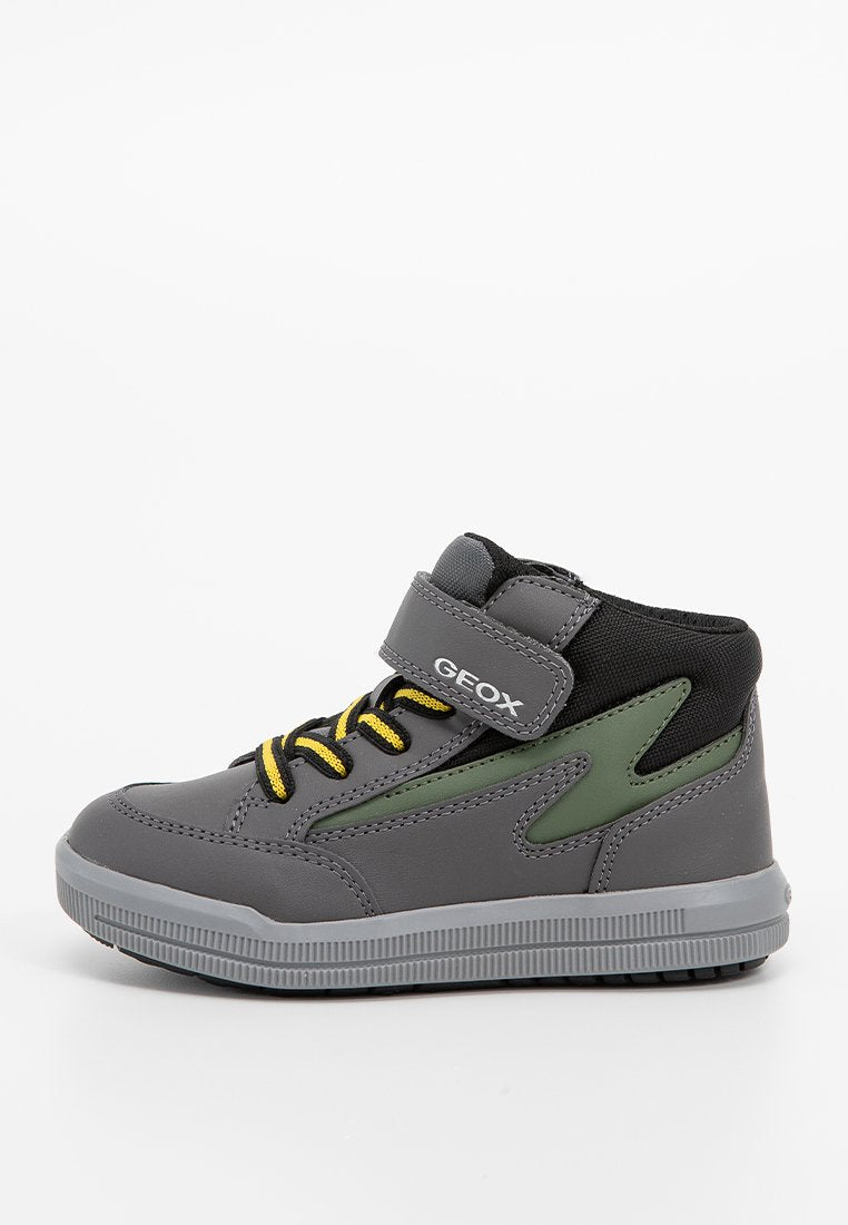 Graue und grüne Kinder-Hochtop-Sneaker mit gelben Schnürsenkeln und einem Klettverschluss, der mit "GEOX" gekennzeichnet ist, ausgestattet mit einer dicken grauen Sohle.