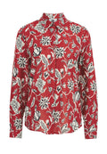 Rote Blumenshirt mit Kragen, langen Ärmeln, das schwarze und weiße Blumenmuster sowie Knopfakzente an den Bündchen aufweist.