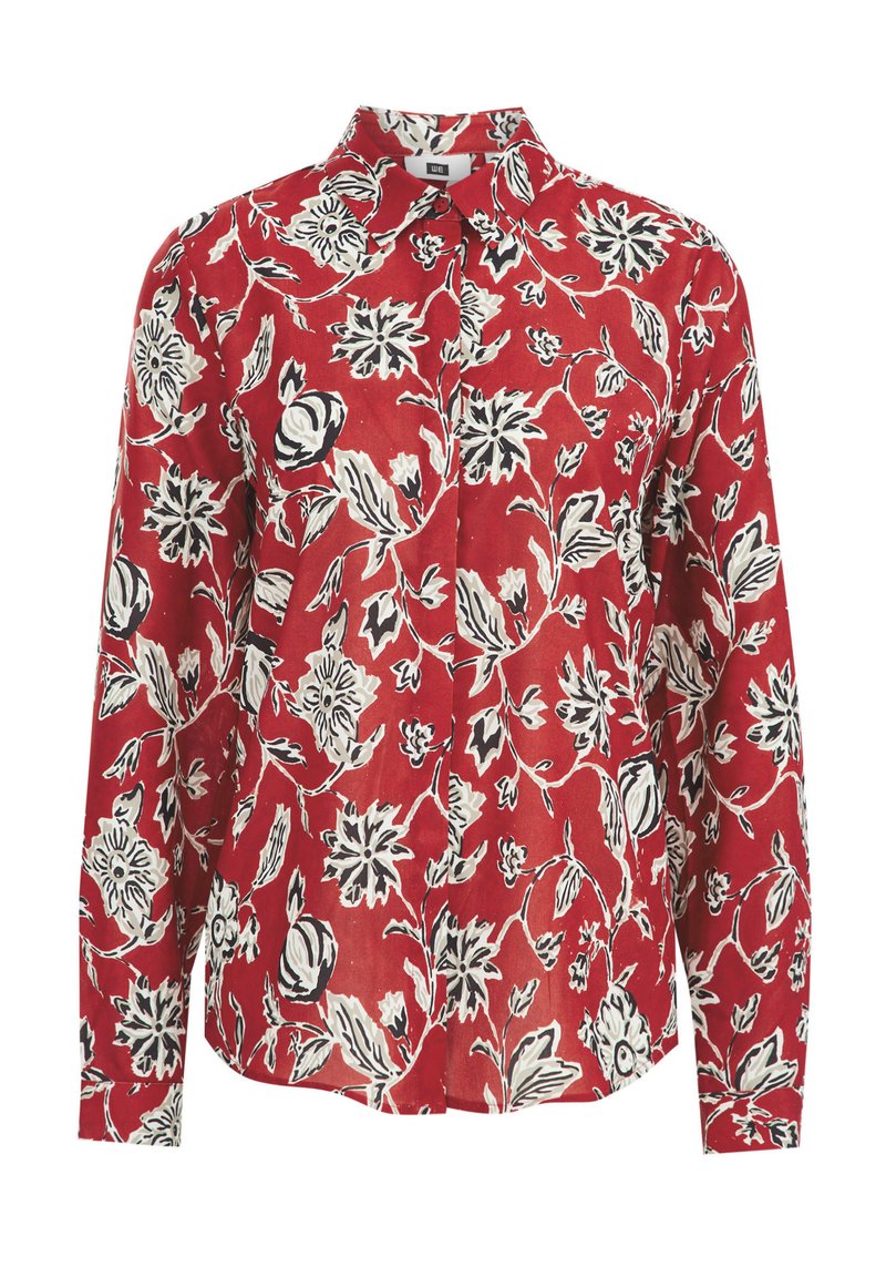 Rote Blumenshirt mit Kragen, langen Ärmeln, das schwarze und weiße Blumenmuster sowie Knopfakzente an den Bündchen aufweist.