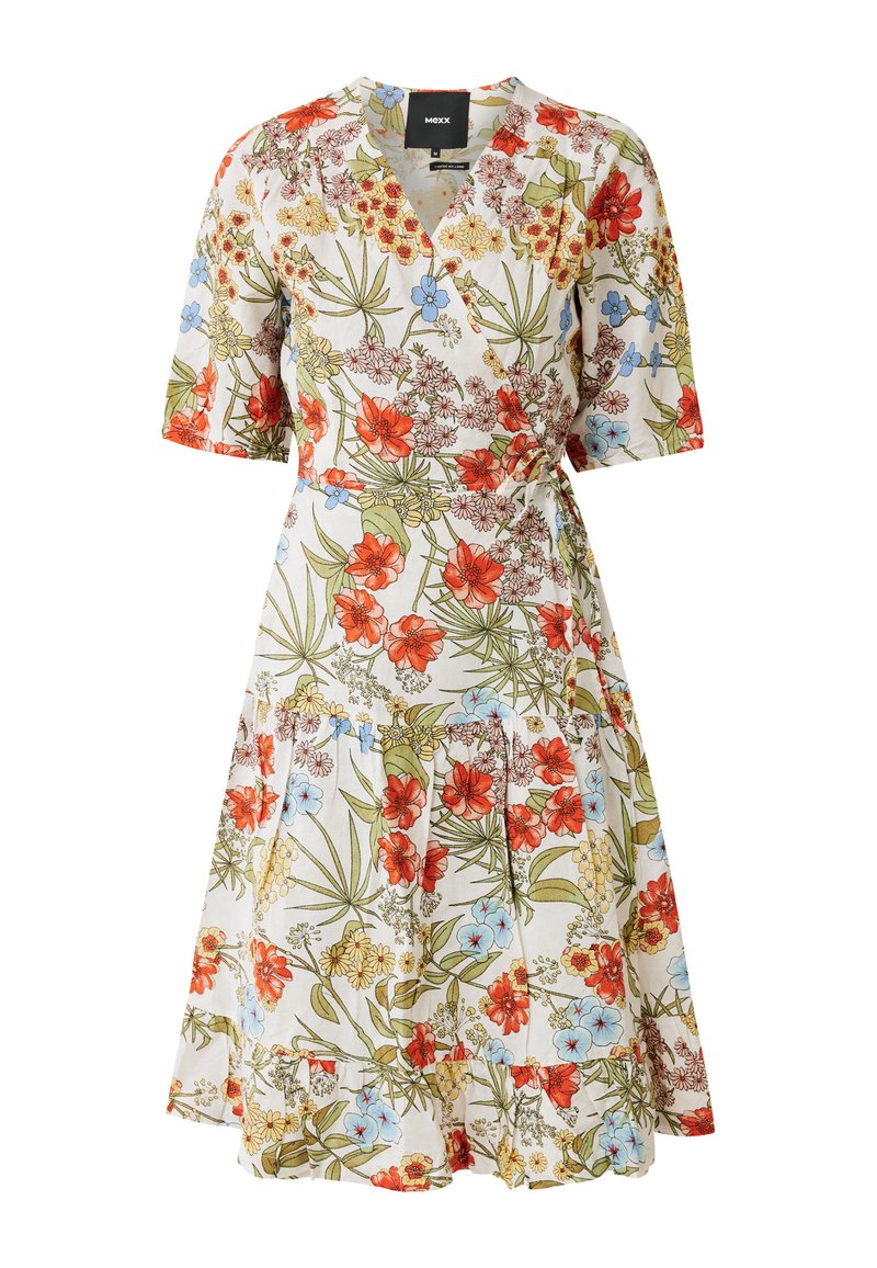 Blumen-Wickelkleid mit weißem Hintergrund und roten, blauen und grünen Mustern. Kurze Ärmel und ein gestuftes Saum verleihen Textur und Designdetails.