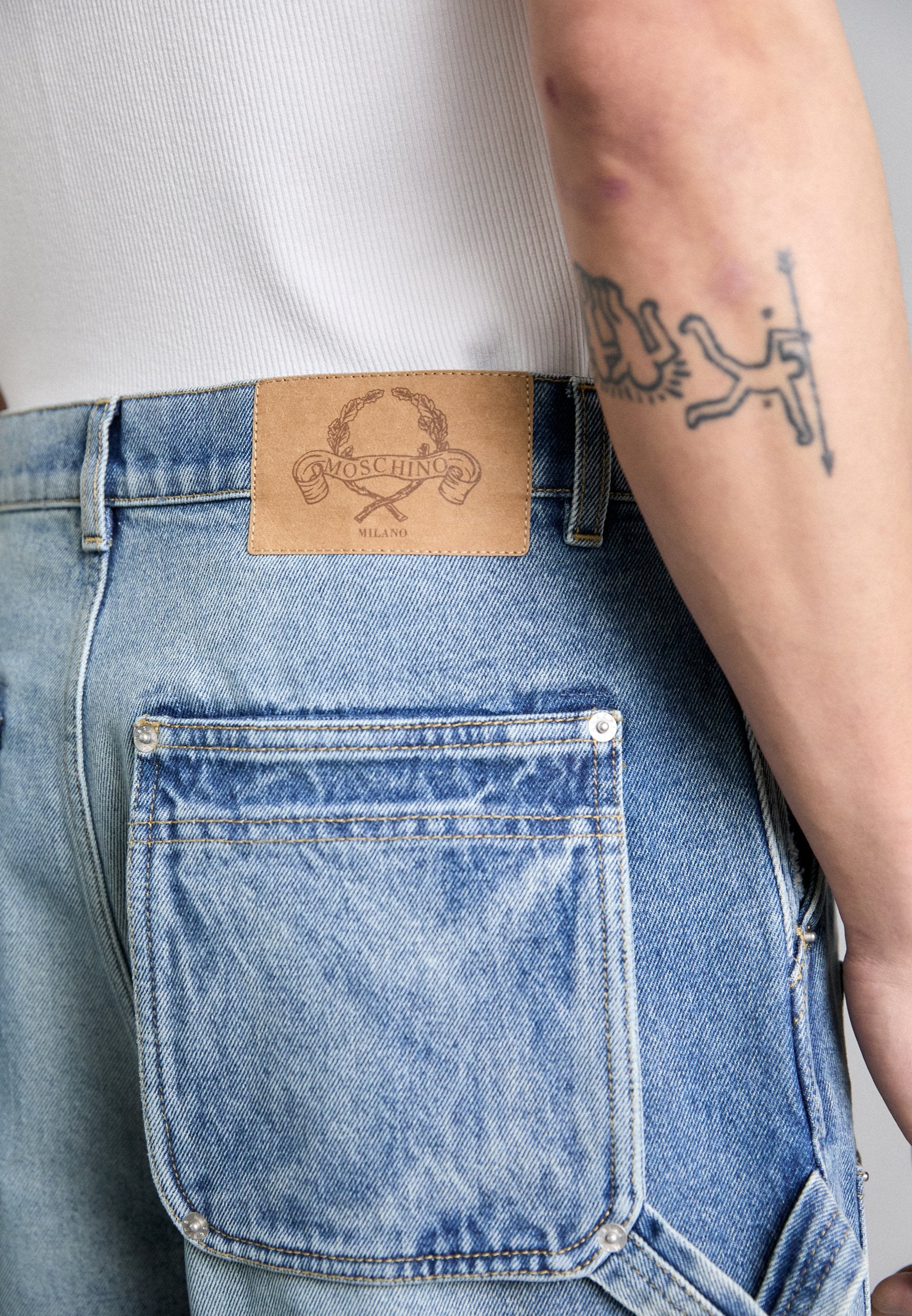 MOSCHINO LAUREL CROWN EMBLEM