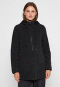Schwarzer Fleece-Mantel mit durchgehendem Reißverschluss, Kapuze und Seitentaschen. Ausgestattet mit einem strukturierten Stoff und einem kontrastierenden Innenfutter rund um die Kapuze.
