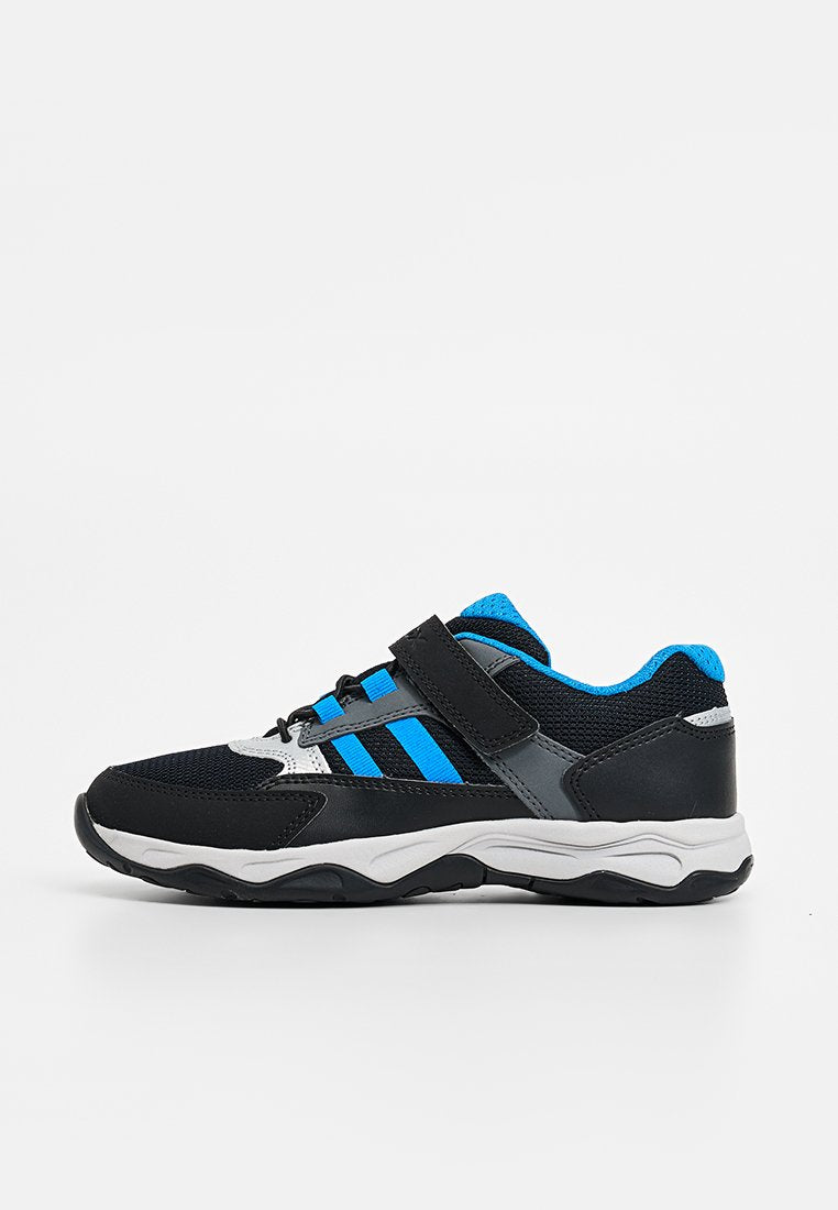 Schwarzer Sportschuh mit blauen Akzenten, ausgestattet mit einem Klettverschluss, einem Obermaterial aus Mesh und einer strukturierten Gummisohle. Leicht und langlebig im Design.