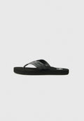 Schwarze Flip-Flop-Sandale mit einem strukturierten Riemen und einer flachen Sohle, auf einem schlichten weißen Hintergrund präsentiert.