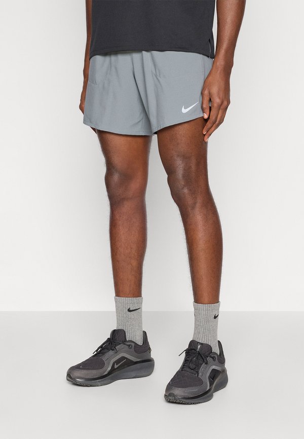 Nike Performance M NK DF STRIDE 7IN BF SHORT - Sports shorts - smoke grey/reflective silver-coloured