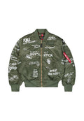 Olivegrüner Bomberjacke mit weißen Textgrafiken. Sie verfügt über einen Reißverschluss, gerippte Bündchen und ein Patch auf der Brust mit Akzentdetails.
