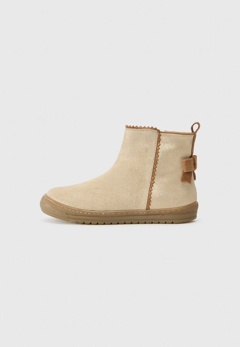 Beige Glitzer-Ankle-Boot mit runder Zehe, gewelltem Rand und einem braunen Schleifenakzent an der Rückseite. Gummisohle für besseren Halt.