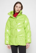 Leuchtend grüne Puffjacke mit glänzendem Finish, ausgestattet mit einem gesteppten Design, hohem Kragen und Knopfverschlüssen. Mit Logo-Details akzentuiert.