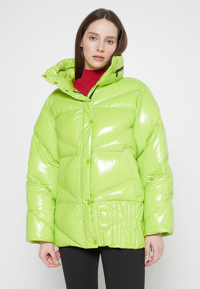 Leuchtend grüne Puffjacke mit glänzendem Finish, ausgestattet mit einem gesteppten Design, hohem Kragen und Knopfverschlüssen. Mit Logo-Details akzentuiert.