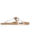 Flip-Flop-Sandal mit einem metallisch rosegoldenen Riemen mit Schnalle, Korkzwischensohle und weißer Gummi-Außensohle. Markenname "BAYTON" sichtbar.