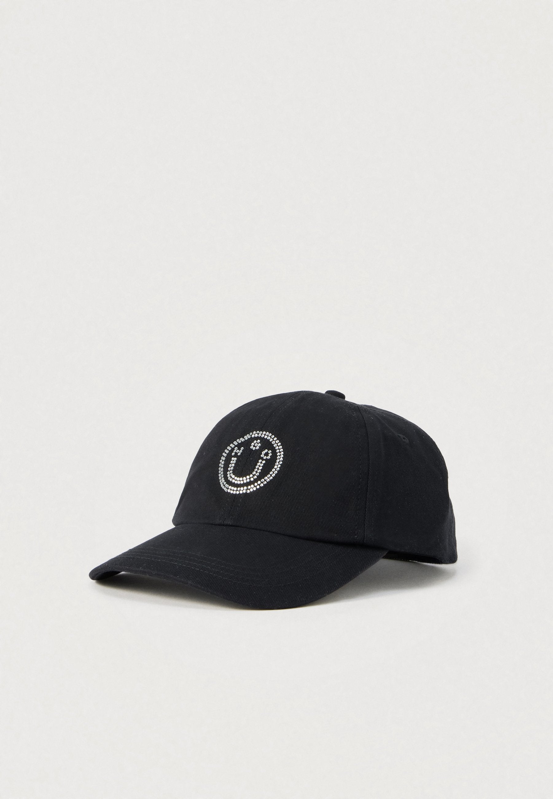 Schwarze Kappe mit gebogenem Schirm, verziert mit einem Smiley-Design aus Strasssteinen auf der Vorderseite. Hergestellt aus Baumwollstoff.