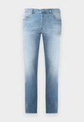 Hellblaue Jeans aus Denim mit leicht ausgewaschenem Finish, gerades Bein, fünf Taschen und metallischem Knopfverschluss am Bund.