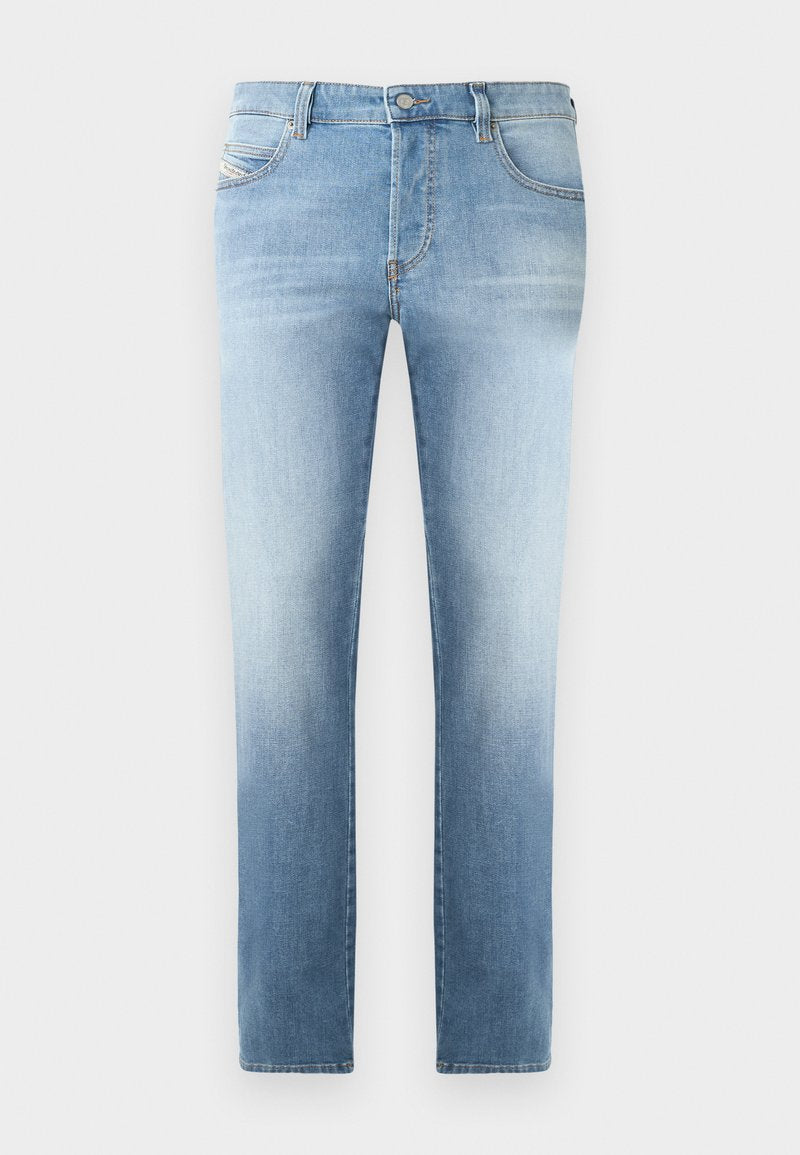 Hellblaue Jeans aus Denim mit leicht ausgewaschenem Finish, gerades Bein, fünf Taschen und metallischem Knopfverschluss am Bund.