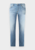 Hellblaue Jeans aus Denim mit leicht ausgewaschenem Finish, gerades Bein, fünf Taschen und metallischem Knopfverschluss am Bund.