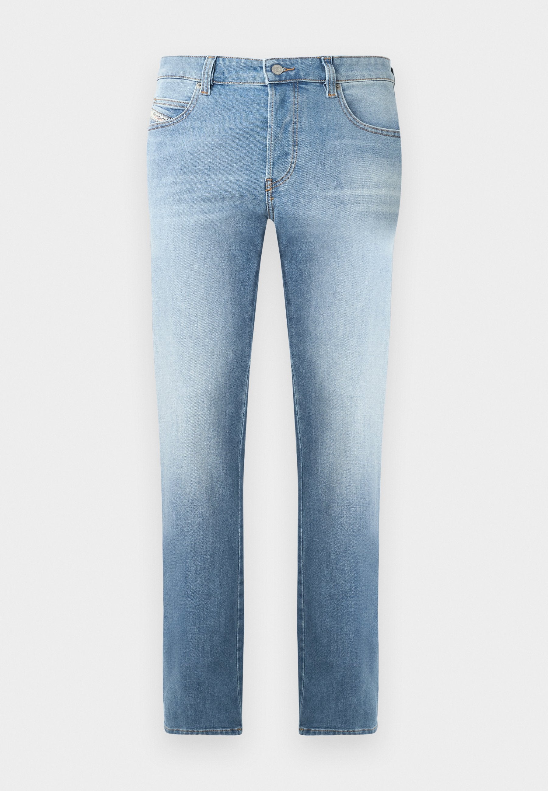 Hellblaue Jeans aus Denim mit leicht ausgewaschenem Finish, gerades Bein, fünf Taschen und metallischem Knopfverschluss am Bund.