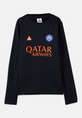 Schwarzes langärmeliges Sportshirt mit orangefarbenem Qatar Airways-Logo, orangefarbenem dreieckigem ACG-Logo und blauem, rundem Inter Mailand-Emblem auf der Vorderseite.