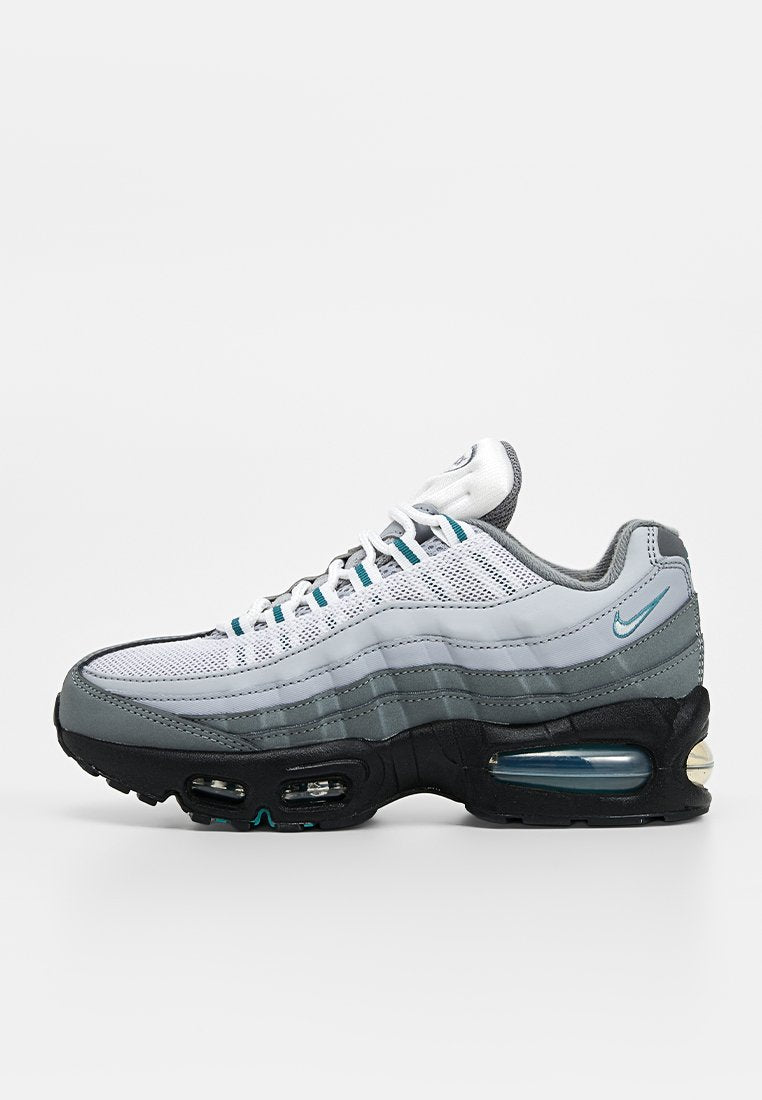 Weißer und grauer Nike Air Max Sneaker mit sichtbarer Luftdämpfung, Mesh-Obermaterial und türkisfarbenem Nike Swoosh-Logo an der Seite.
