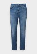 Hellblaue Denim-Jeans mit geradem Schnitt. Verfügt über einen Knopf- und Reißverschluss, fünf Taschen und dezente Verblassungsdetails.